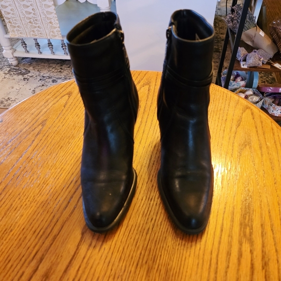 Blondo Waterproof Elegant Black Ankle Boots Made In Canada - Picture 3 of 6